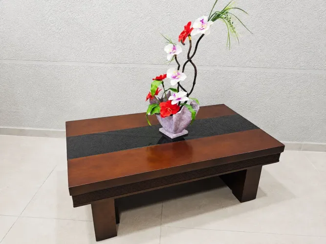 Mesa de Centro em Madeira Maciça com Detalhe em Vidro Fumê