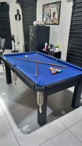 Mesa de Sinuca com jogo de bolas e 2 tacos