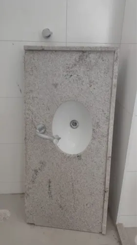 Bancada de Granito Itaúna Escovada com Pia e Torneira - 110x50 cm