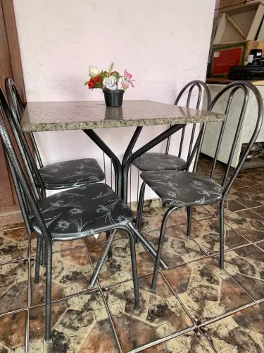 Mesa com 4 cadeiras mármore