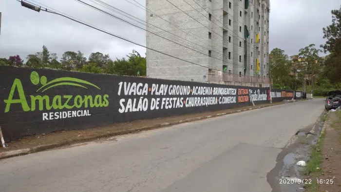 Letreiros e anúncios em muros