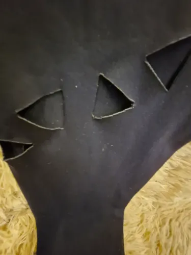 Calça  legging  preta com recortes laterais das pernas