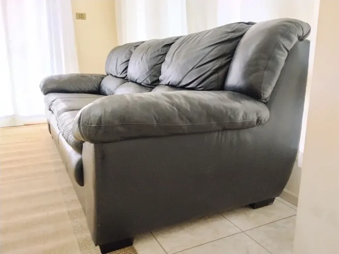 Sofá de couro legítimo 3 lugares