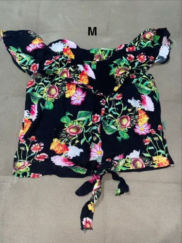 Blusa preta floral ombro a ombro
