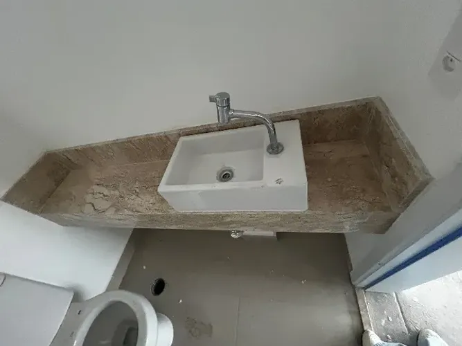 Bancada de Mármore para Lavabo com Cuba e Torneira - 1,50m