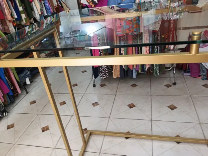 Vendo essa mesa meio de loja muito nova toda em metal naval e bancada com vidro blindex.