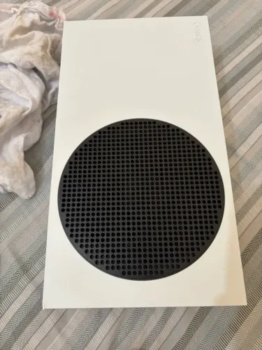 Xbox Series S 512GB com controle sem fio e base de carregamento e resfriamento seminovo