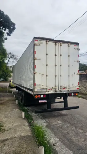 Carreta baú três eixos