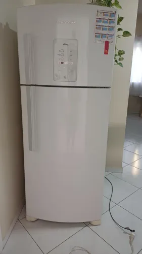 Vendo geladeira 2 portas frost free 403 L ótimo estado conservação.