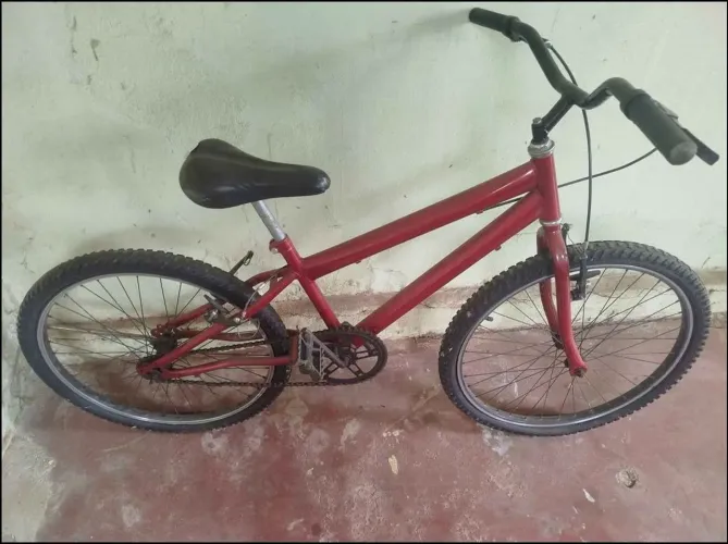 Bicicleta Aro 24 Vermelha para Conserto ou Retirada de Peças