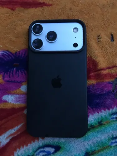 iPhone XR na carcaça do 17