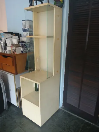Balcão expositor com lâmpada fundo ideal para produtos diversos em madeira e vidro