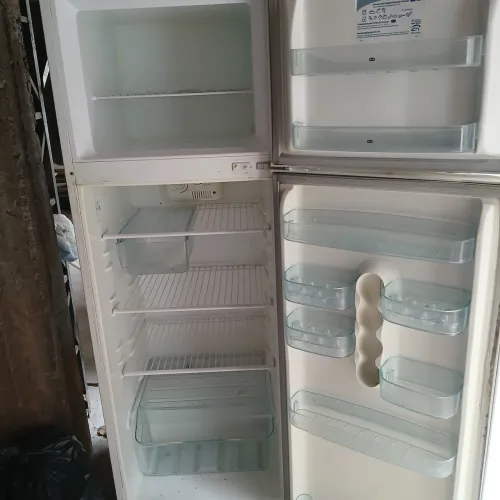 Vendo geladeira funcionando perfeitamente.