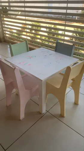 Mesinha infantil de madeira com 4 cadeiras