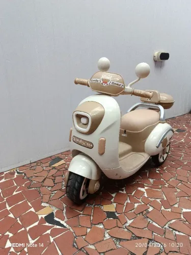 Motocicleta elétrica infantil!Luz de led,pedal acelerador, rondo do motor, música, buzina!