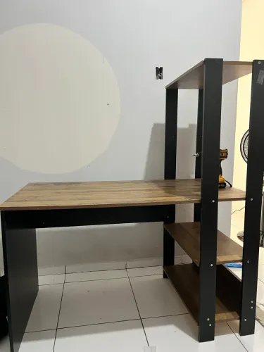 Mesa escritório com prateleira