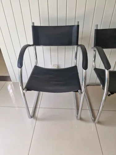 Cadeiras de escritório.