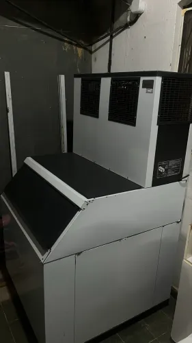 Maquina de gelo em cubo