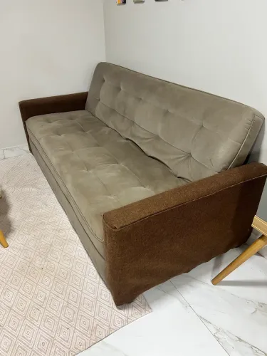 Sofá 3 lugares com braço arranhador para gatos