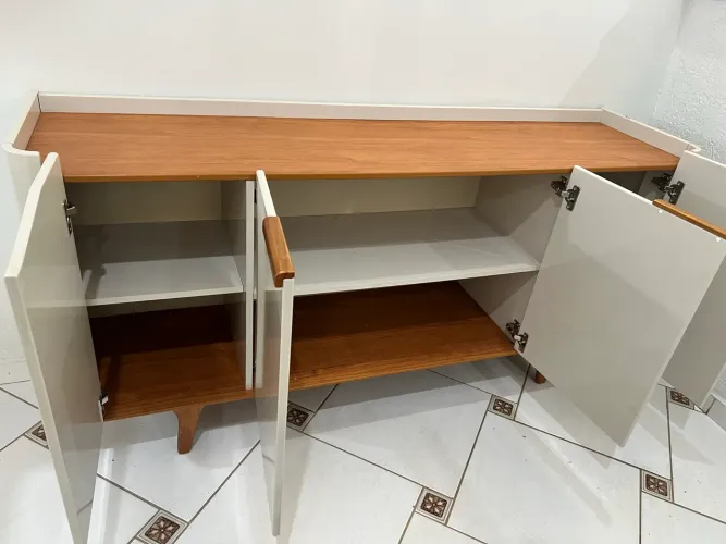 Vendo aparador: Comprimento 1.60 Profundidade 0.41 Altura 0.80 Pé 0.18