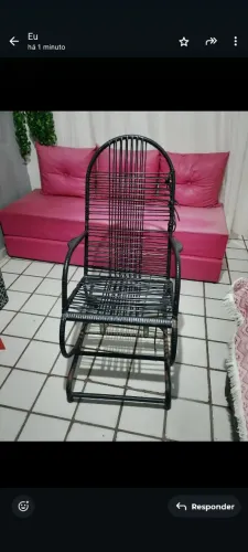Cadeira de balanço e sofá sendo que o sofa transformar em cama