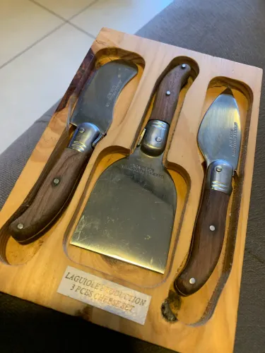 Kit para queijo 3 peças com base de madeira (estilo Laguiole)