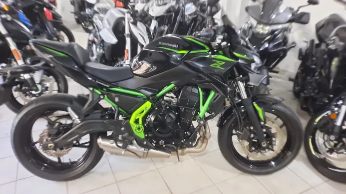 Kawasaki Z 650 2024/25 excelente estado 2600km