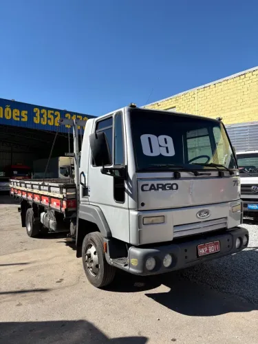 Ford Cargo 712 Ano 2009 Com Carroceria e motor novo
