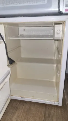 Frigobar tamanho médio funcionando