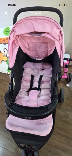 Carrinho de bebê rosa