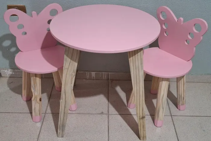 Mesa Infantil em mdf e pinos com duas cadeiras 