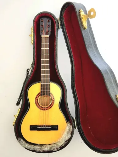 Violão e case miniatura Decoração 
