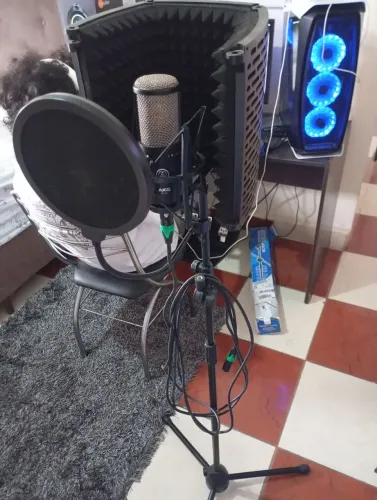 MICROFONE AKG P220 COM PEDESTAL COMPLETO APENAS 950,00