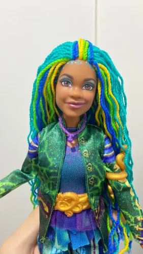 Boneca Uliana - Disney Descendentes