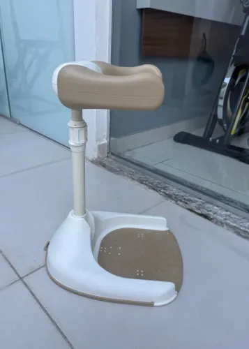 Suporte para banho infantil em pé