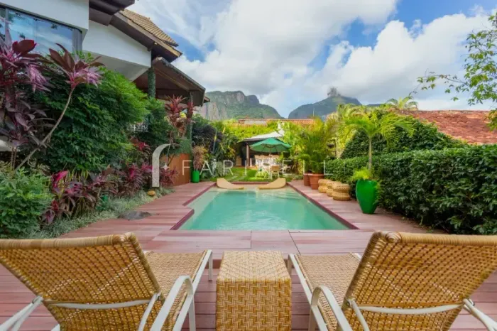 Bela casa em condomínio fechado, rodeada de verde e com vista para o mar