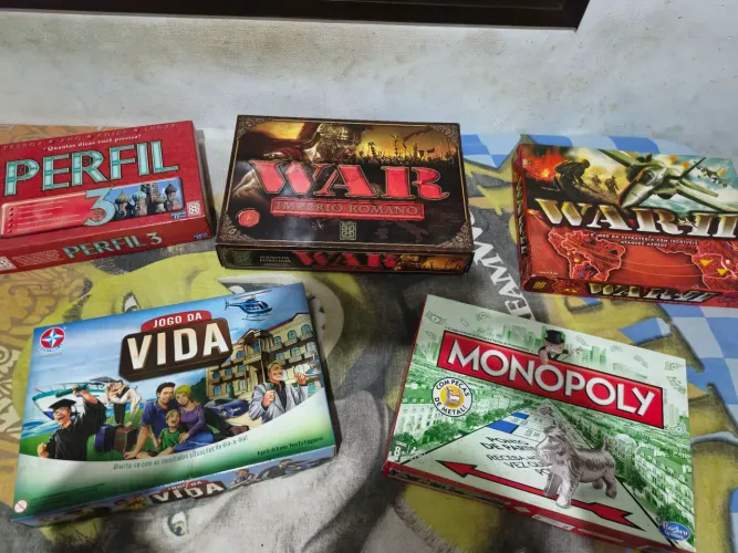 Vendo jogos de tabuleiro em perfeito estado