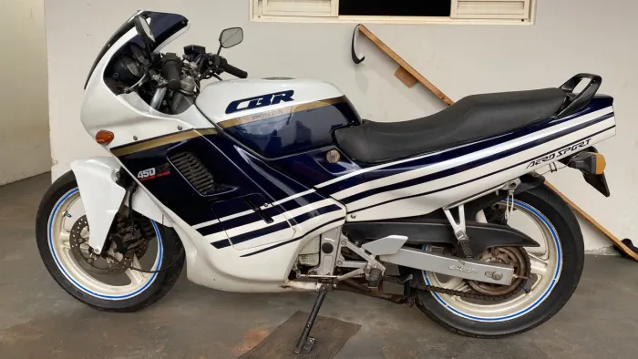 Vendo moto Honda cbr450 ótimo estado.