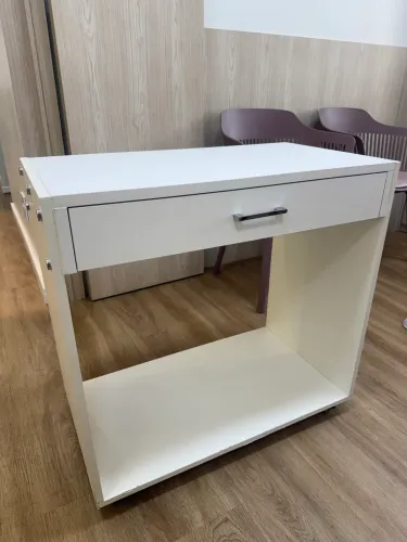 Mesa com gaveta