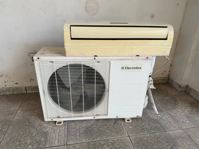 Central de ar 9000 BTUs Eletrolux (somente condensador funcionando)
