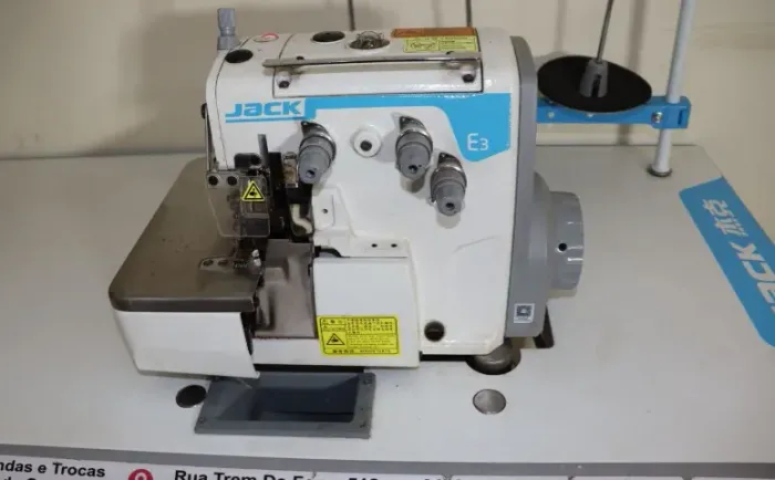 Máquina Overlock Industrial Jack E3 Direct Drive Profissional