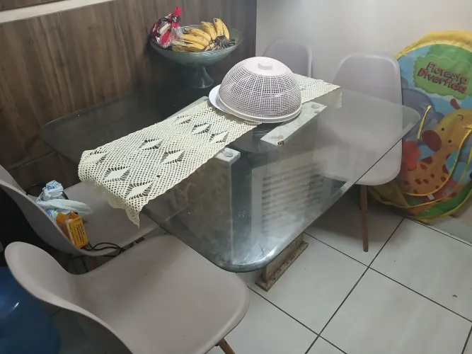 Vendo mesa com 4 cadeiras