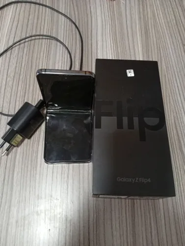 Smartphone Samsung Galaxy ZFLIP4 tela quebrada 