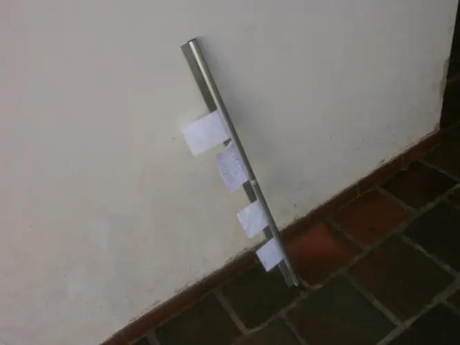 porta comanda - em alumínio com 1mt - com bolinhas para segurar a comanda