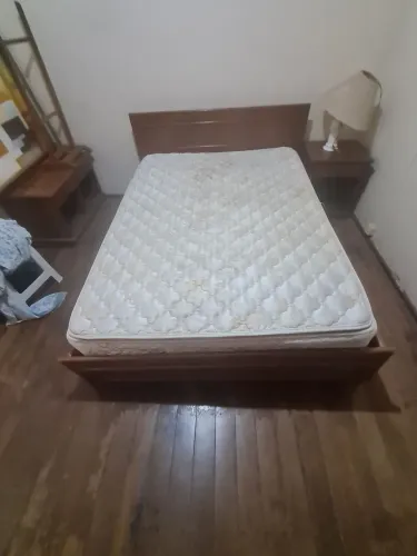 Cama de casal em mogno e 2 criadodos e colchão!