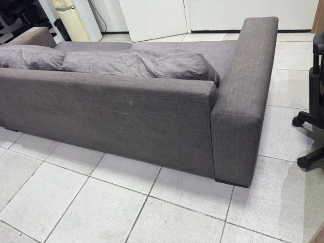 Sofá de três lugares