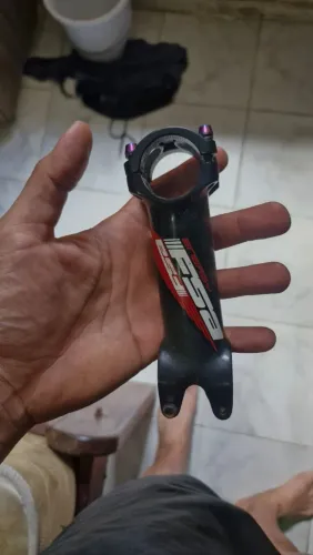 Canote e mesa de carbono