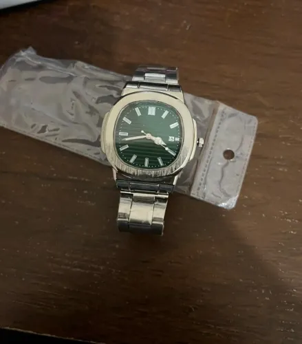 Relógio Masculino - Prateado com fundo verde - Lacrado - Design Elegante