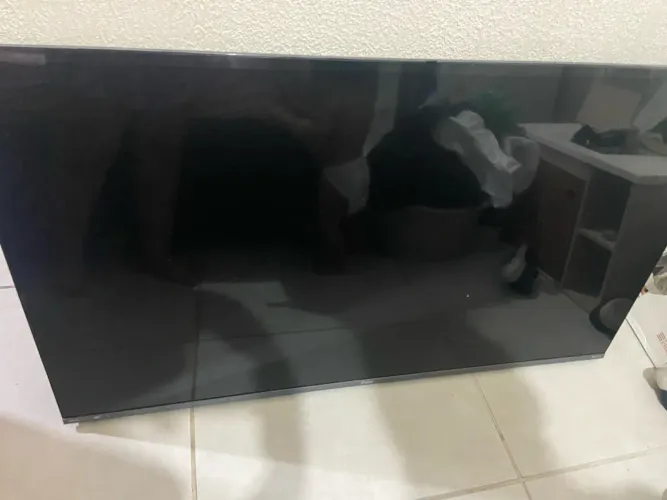 Televisão com a tela quebrada , mas tudo novo por dentro