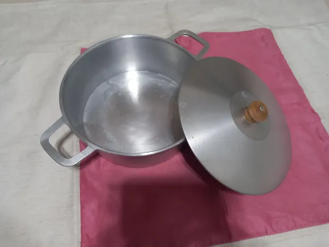 Panela de alumínio batido